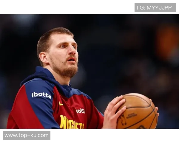 约基奇身着西装热情指导替补席皮克特频频点头展现默契配合